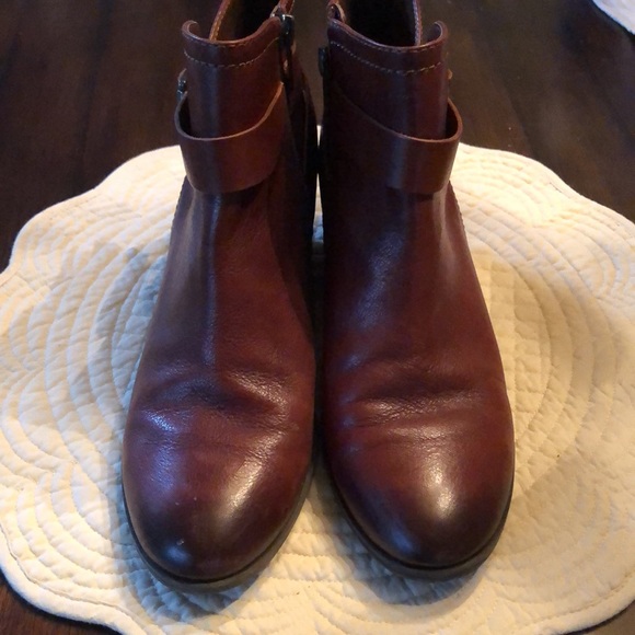 🥾Vince Camuto Belt & buckle wrapped classic low stacked heel ankle boots - Picture 2 of 14